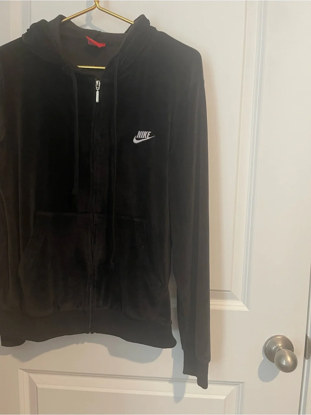 Nike Woman’s M Black Velour Full Zip Hoodie with White Embroidered Swoosh. 20P-P